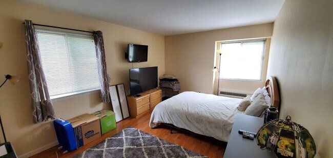 Building Photo - Centrally located, elegantly updated 2-bed...