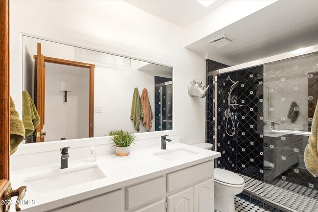 Building Photo - 1025 E Morten Ave