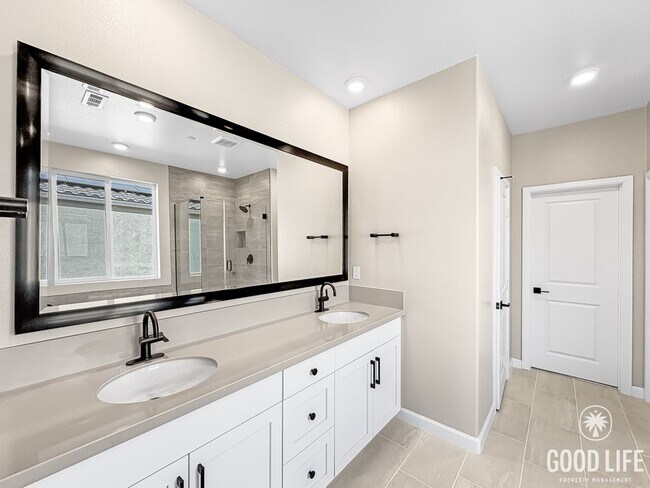 Building Photo - Never-Lived-In Modern 5BR Home with Private Backyard