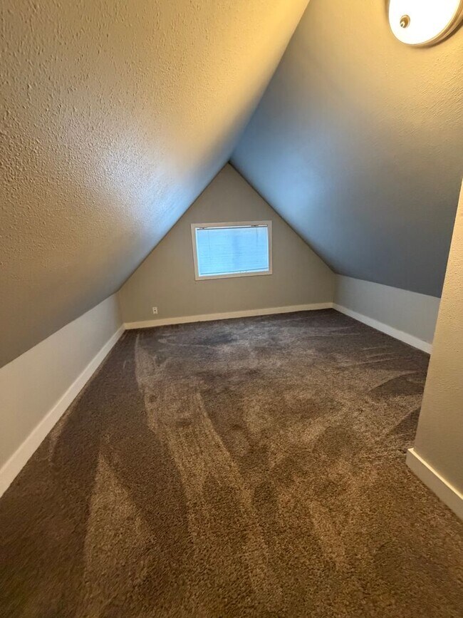 Building Photo - 5 bedroom house next to park