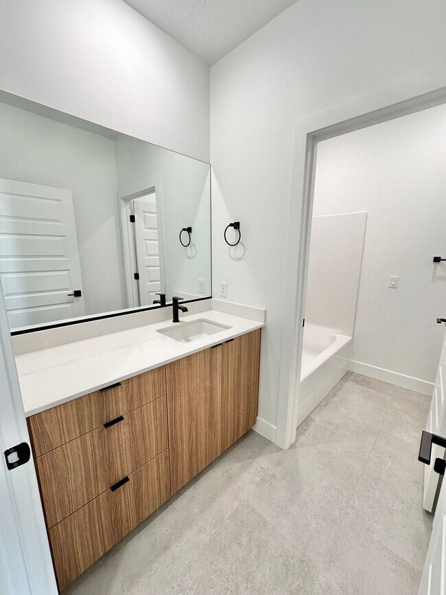 Building Photo - PET FRIENDLY!! HURRICANE TOWNHOME!