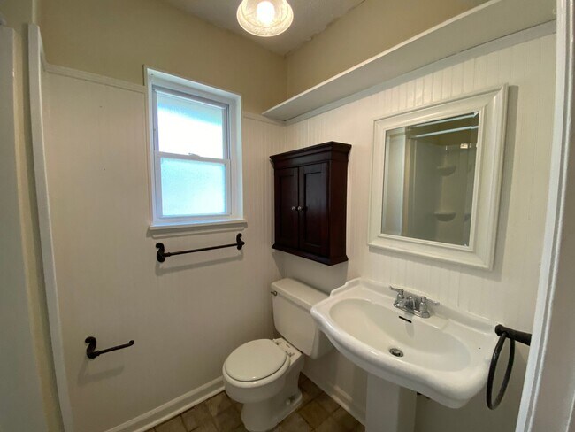 Building Photo - Adorable 3/2 on large corner lot