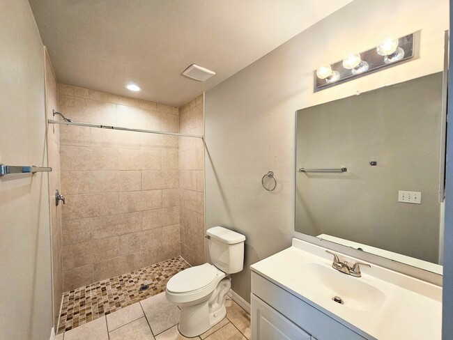 Building Photo - Like New  3 bedroom, 2bath 1 car garage