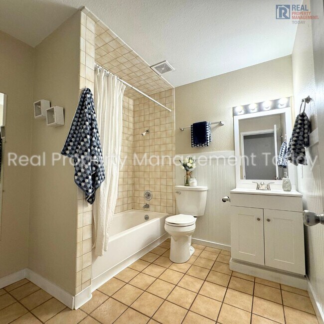 Building Photo - 2 Bedroom Condo in Tacoma!