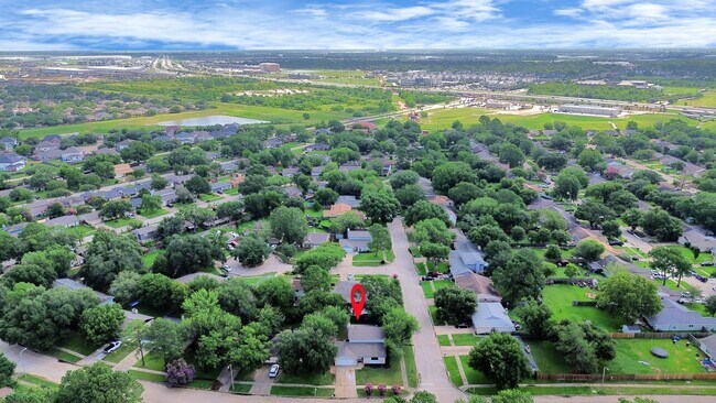 Building Photo - 1902 Kings Arms Way