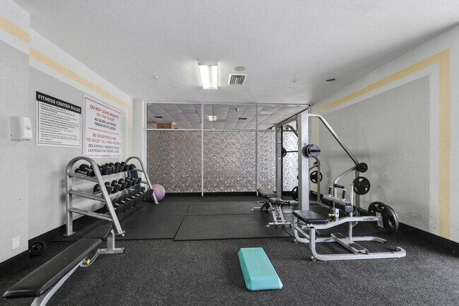 Building Photo - 400 Kings Point Dr