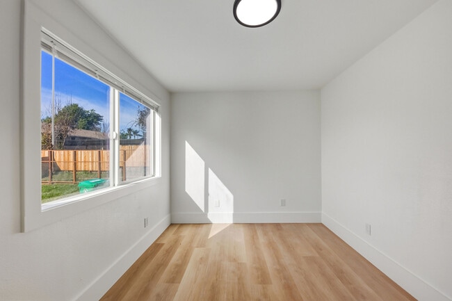 Building Photo - 1671 Mono Ave