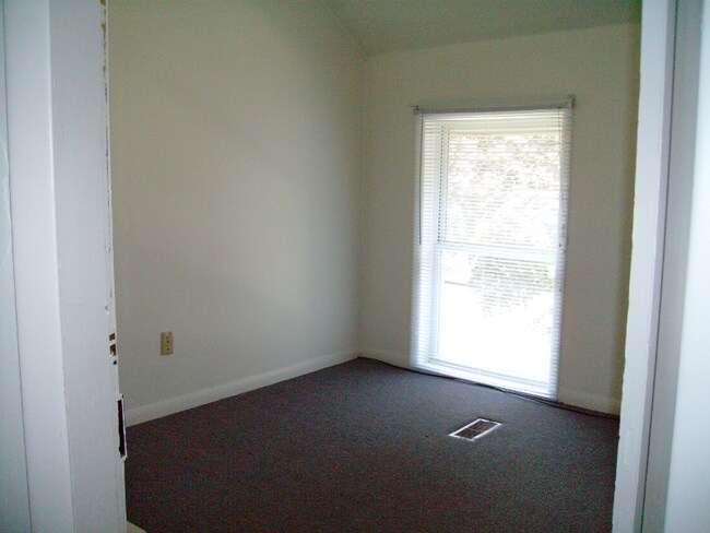 Building Photo - 415 Center St