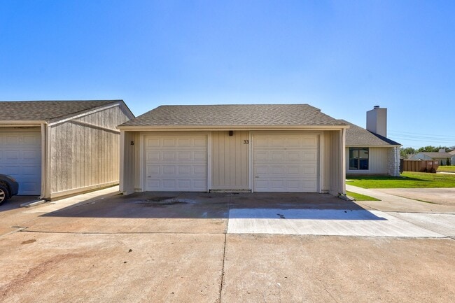 Building Photo - Home Like Living at Apartment Prices