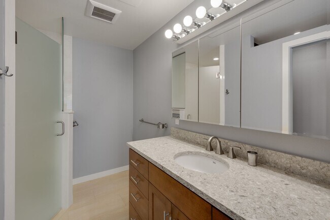 Building Photo - 2bd/2ba Bellevue Condo