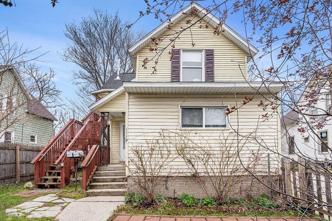 Building Photo - 1119 Lake St