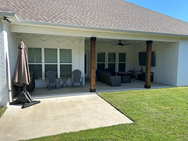 Building Photo - 2445 Lilac Dr