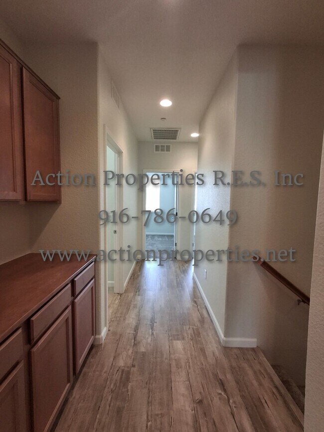 Building Photo - Stunning Townhome.  - 2 Stories - 3 Bed, 2.5 Bath, 2 Car Garage - Nearby Trails!