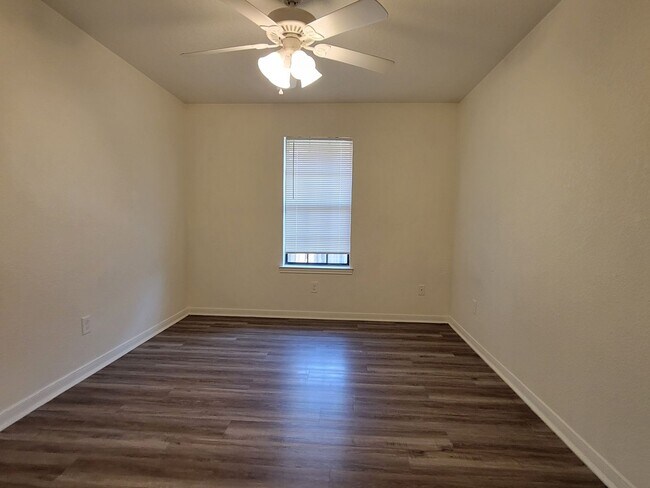 Building Photo - 914 Crymes Ln