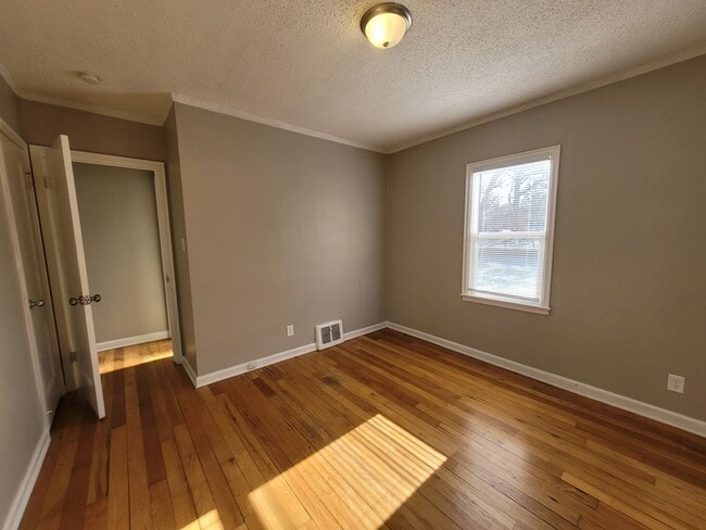 Building Photo - Great two bedroom duplex on Urbandale Avenue!