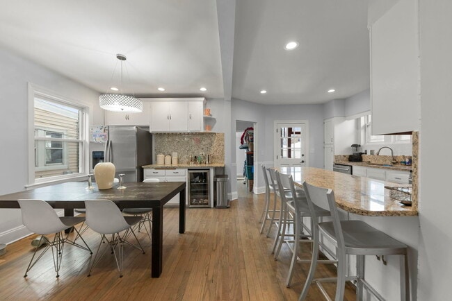 Building Photo - 5910 W Roscoe St