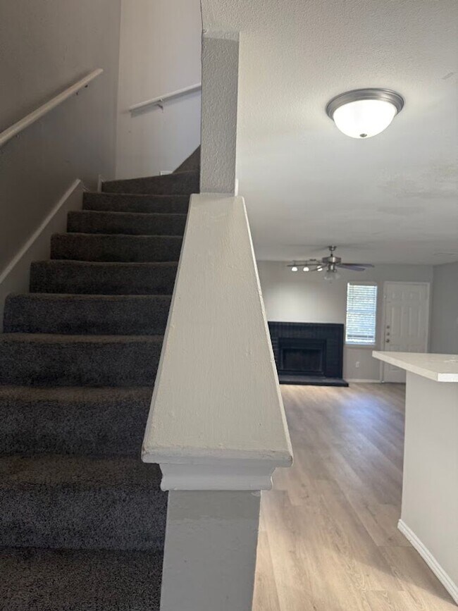 Building Photo - River Crossing 2 Bed 2 1/2 Bath - 2 Story Townhome