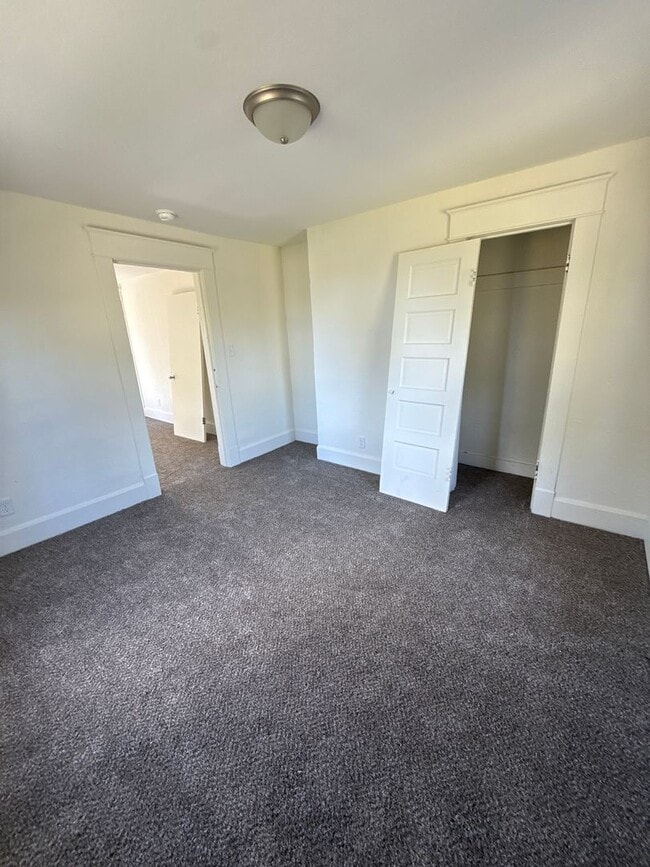 Building Photo - 3 bedroom/2 bath house