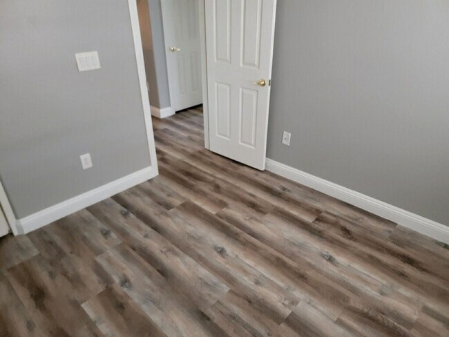 Building Photo - 3 Bedroom Townhouse with a backyard