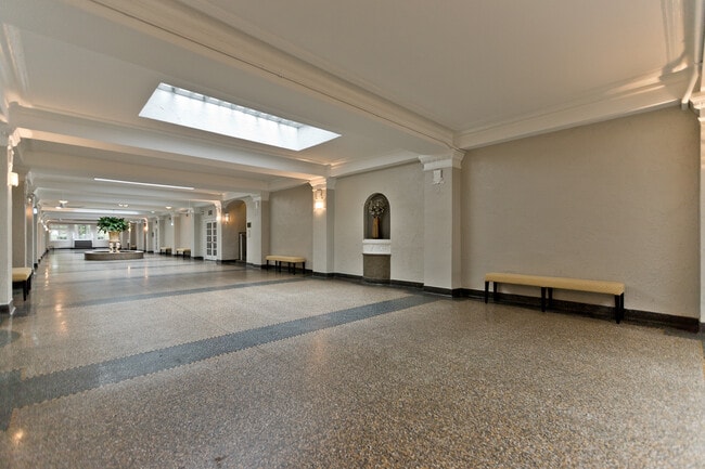 Building Photo - 4240 N Clarendon-