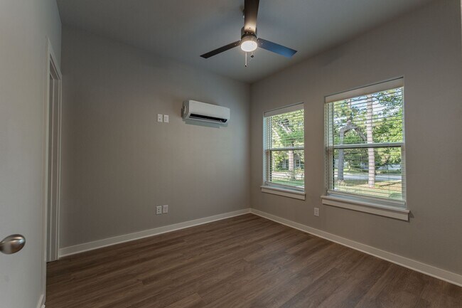 Building Photo - 1315 Van Buren Ave