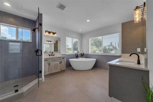 Building Photo - 4601 Bougainvilla Dr