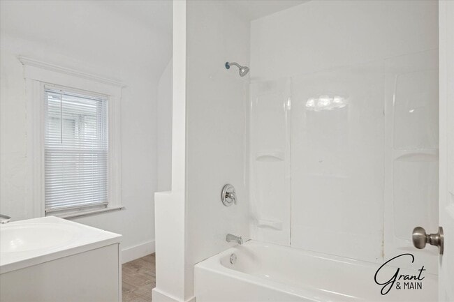 Building Photo - $1200 3 bedrooms