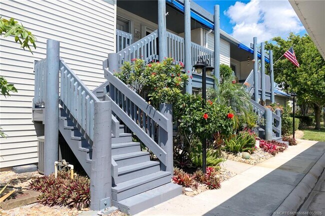 Building Photo - 1585 NE Beacon Dr