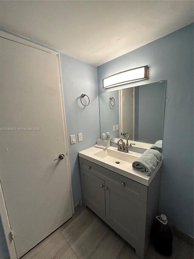 Building Photo - 9421 Fontainebleau Blvd
