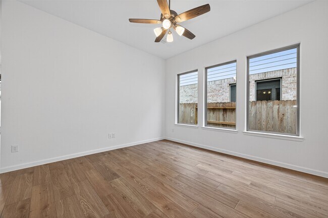 Building Photo - 5015 Bowen Pr Dr