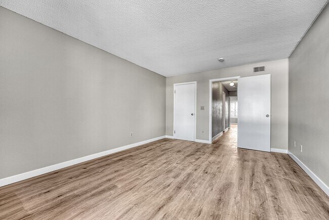 Building Photo - Updated 2 bed / 1 bath home in Lakewood!