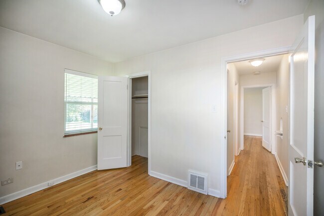 Building Photo - Amazing 4BR, 2BTH in Park Hill!!