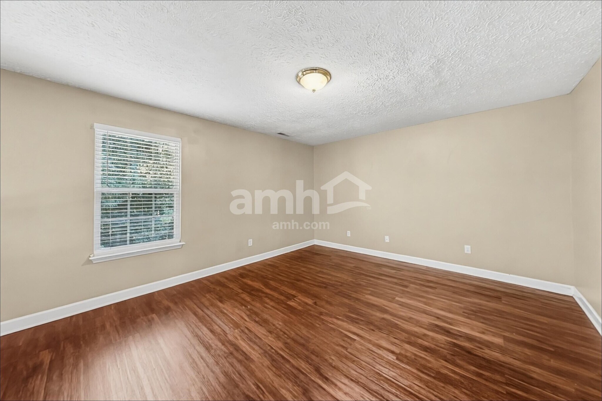 Building Photo - 8028 Meadowview Ln