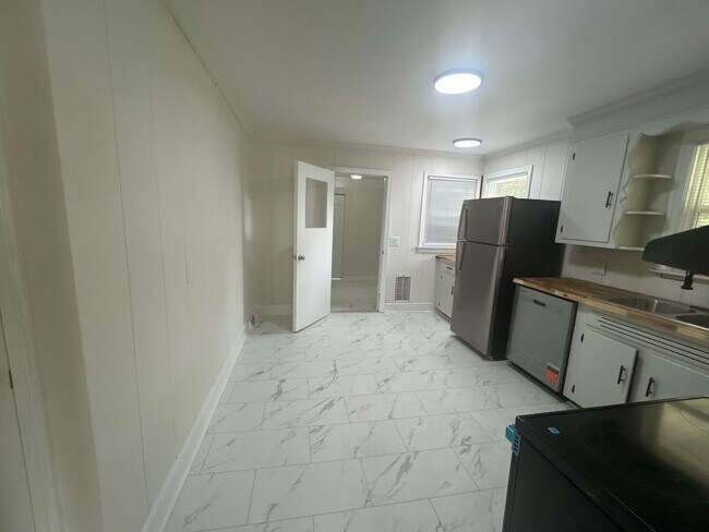 Building Photo - 3711 Kaiser Ave