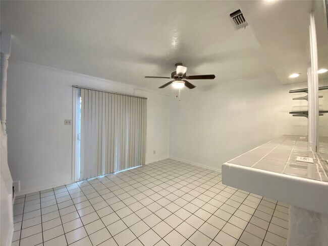 Building Photo - 10682 Hazelhurst Dr