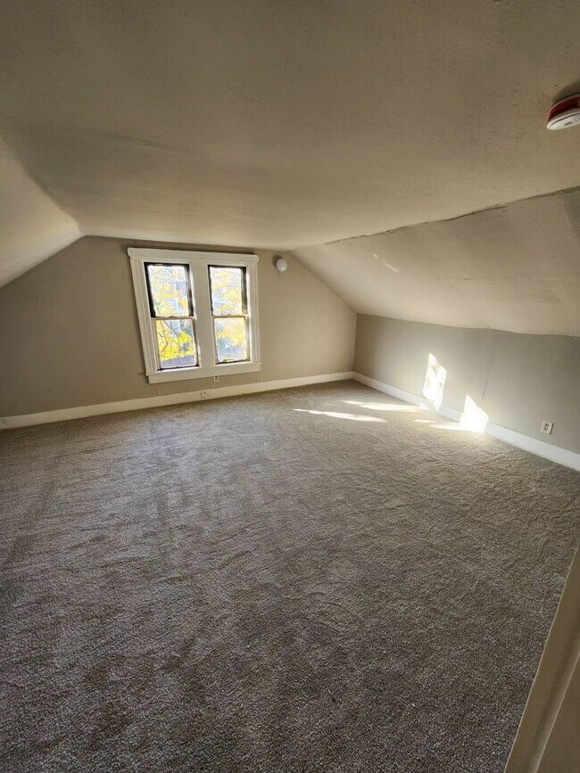 Building Photo - Charming 4-Bedroom Property in Prime Location