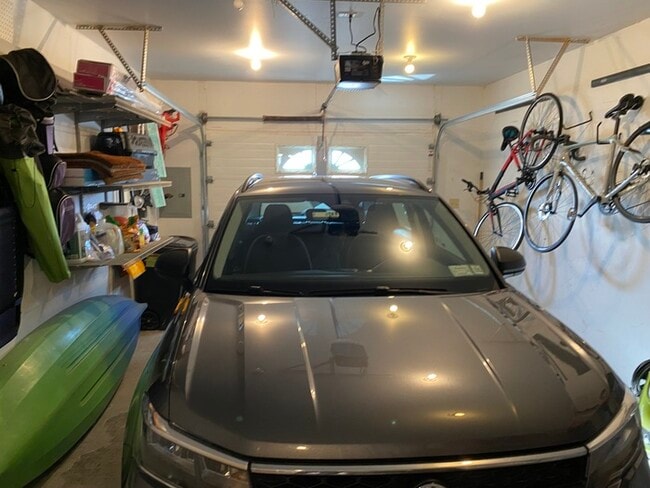 Building Photo - Gorgeous 3 bedroom 2.5 bath with one stall detached garage and fenced in backyard for rent!