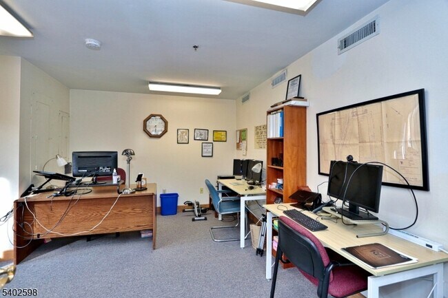 Building Photo - 35 Mews Ln