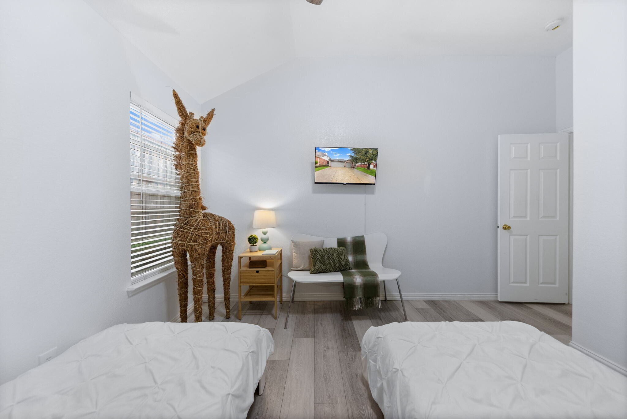 Building Photo - 4835 Crown Dr