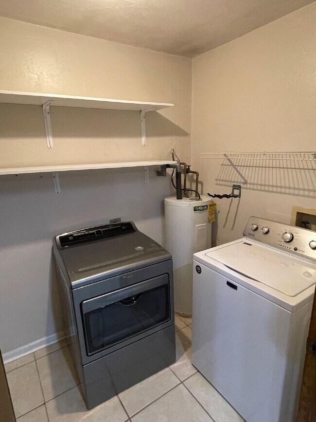 Building Photo - Beautiful 2 Bedroom 1 Bathroom in NW Tallahassee!