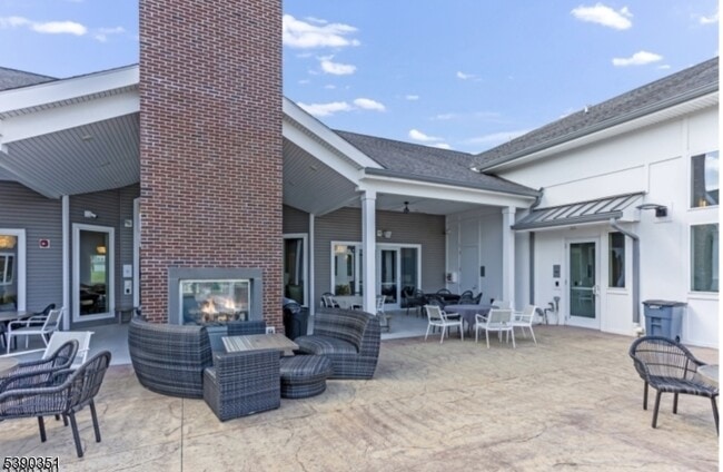 Building Photo - 2 Vanderbilt Blvd