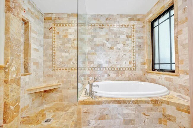 Building Photo - Beautiful West of the Trail 3-Bed/2-Bath H...