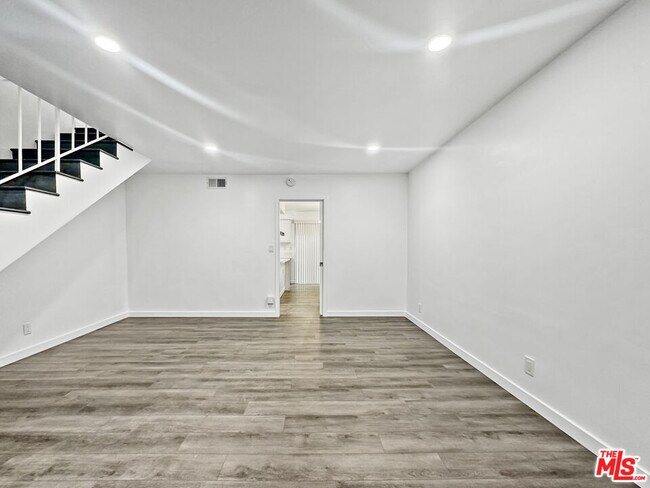 Building Photo - 817 E Nutwood St