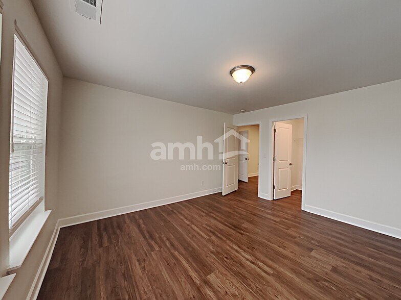 Building Photo - 4507 Tarpon Dr