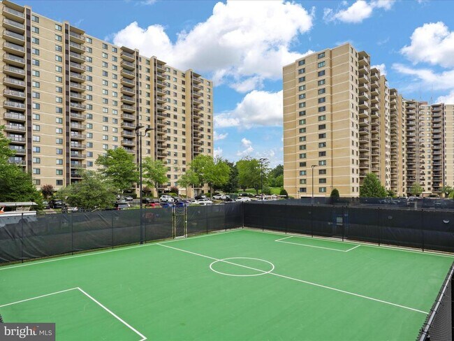 Building Photo - 203 Yoakum Pkwy