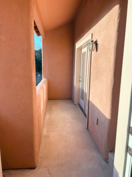 Building Photo - 3731 E Mitchell Dr