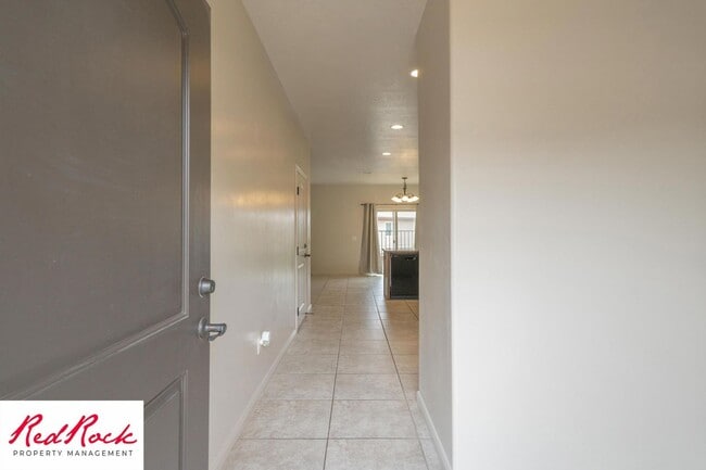 Building Photo - Cozy Townhome with Community Pool