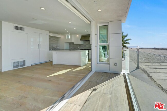 Building Photo - 5113 Ocean Front Walk