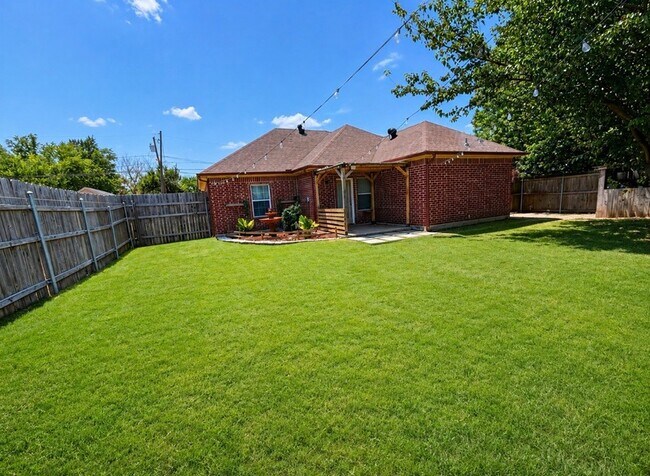Building Photo - 703 Perry Ave