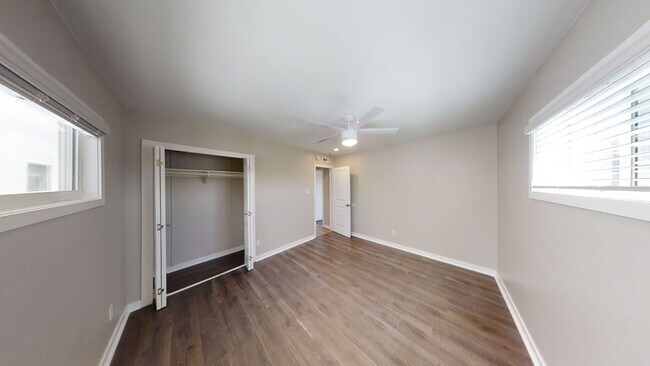 Building Photo - Newly Renovated! 4BD/2BA